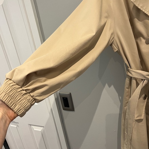 Zara trench coat. Balloon sleeves. Oversized. Size small. Fall fashion - Picture 3 of 5